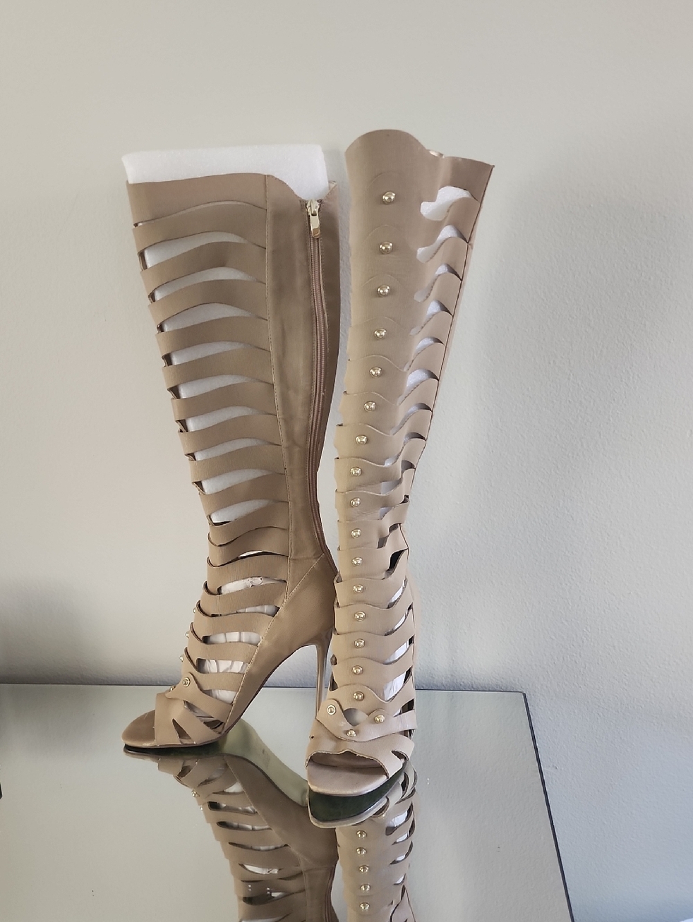 ⚜️ RARE!!! BEBE ●●● Beige Strappy Knee-High Gladiator Heels Size 8